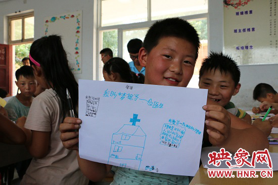 在以“中國夢”主題 的繪畫課堂上，孩子們寫下了自己的夢想