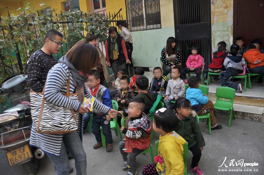 河南駐馬店市高新區(qū)一休幼兒園大門(mén)外聚集了數(shù)十位孩子家長(zhǎng),他們是來(lái)送孩子上學(xué)的,可是幼兒園大門(mén)卻被兩輛面包車(chē)?yán)锿舛滤?。周一一大早就遇到這事,不少家長(zhǎng)特意給單位請(qǐng)假替孩子討要說(shuō)法。