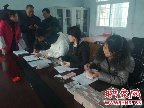 滎陽78名貴州籍農(nóng)民工兄弟拿到工資回家啦！