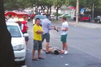 外籍男子當(dāng)街肩扛、腳踏醉漢