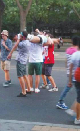 外籍男子當(dāng)街肩扛、腳踏醉漢