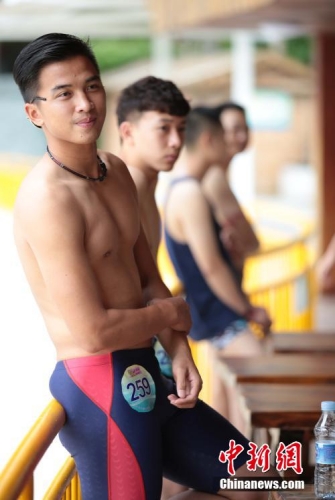 學生參加?；ㄐ２荽筚?穿比基尼秀身材