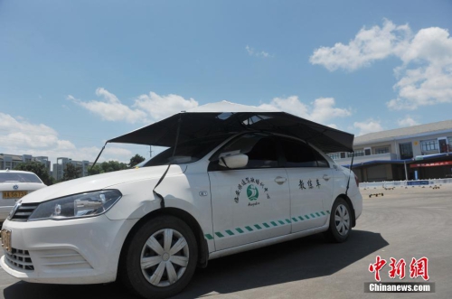 杭州一駕?，F(xiàn)遮陽(yáng)新招 教練車車頂撐傘