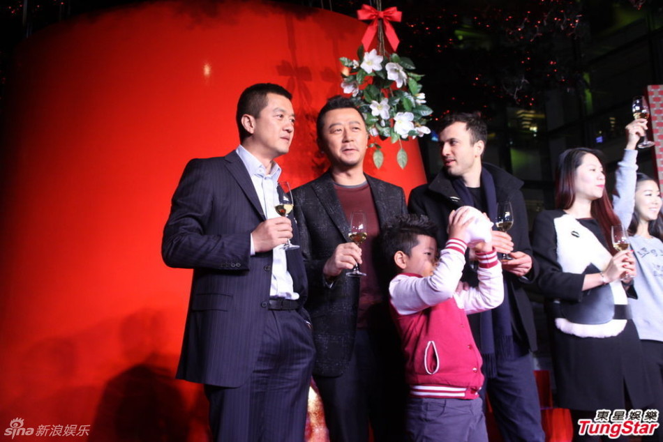 李亞鵬、郭濤父子相活動