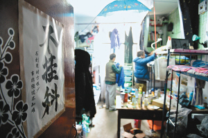 寢室門上的招貼表達了學生們的愿望，其實不逃課、少逃課才是不掛科的保證
