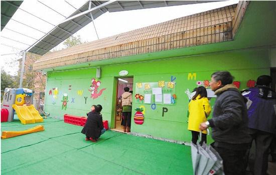 因為怕裝修后的氣味影響孩子的健康，包括小葉在內(nèi)，很多家長找到園方，要求換教室.