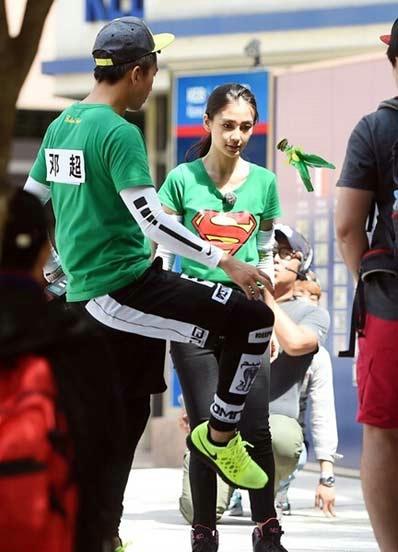 “跑男”真的很拼！baby朋友圈曬后背紅腫照