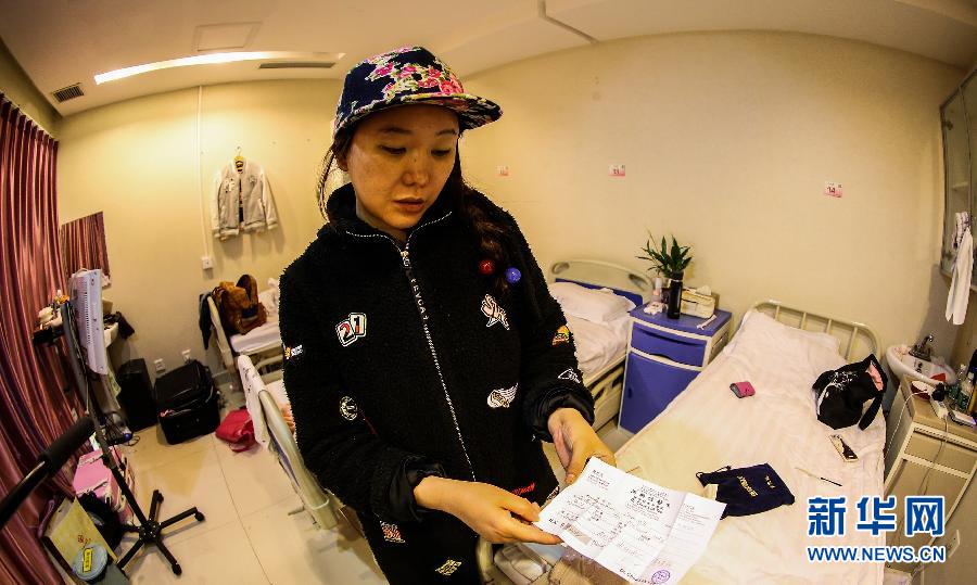 赴韓整形失敗者陳怡麗向記者展示醫(yī)療事故鑒定（4月8日攝）。