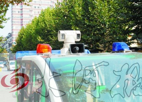 巡查車車頂裝有360度攝像頭,對路面違章停車行為抓拍取證。