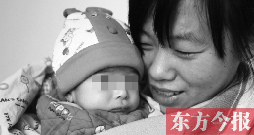 鄭州兒童福利院工作人員，小心地照看著一名體型瘦小的棄嬰