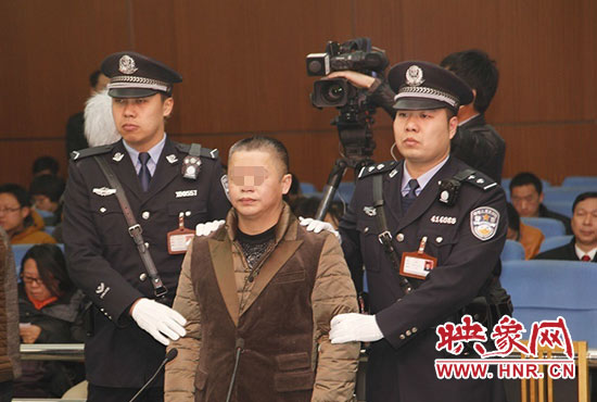 被告人被法警帶上法庭時，身上沒有戒具，也沒有剃光頭。（圖片來源于微博@豫法陽光）