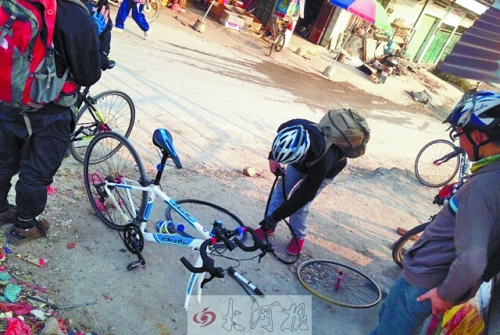 運(yùn)氣不好，十分鐘被扎了兩次胎，只能自己修車(chē)。