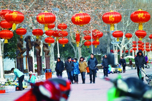 昨天，鄭州市文博廣場(chǎng)上已掛起了燈籠。