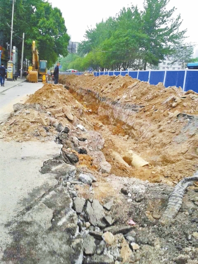 文化路大修改造工程，目前西半幅圍擋已基本鋪設(shè)到位。