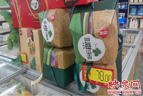 今年商場(chǎng)里的散裝、袋裝粽子多了，盒裝粽子的售價(jià)也更加親民。