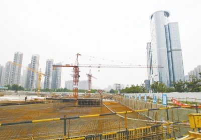 中州大道與金水東路東北角，正在建一座大型停車場(chǎng)。