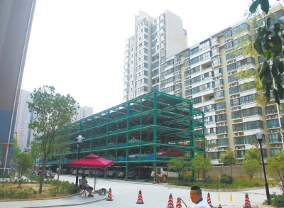 商城路與英協(xié)路交叉口附近的濱河綠苑小區(qū)內(nèi)，剛剛建好一個(gè)立體停車場(chǎng)。