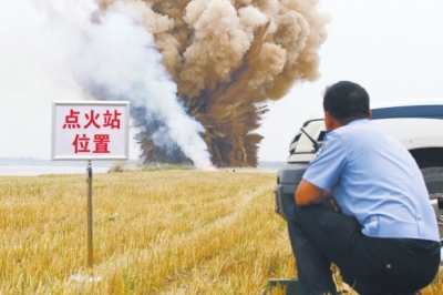 民警點(diǎn)火，引爆爆炸物品。