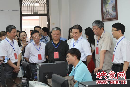 在評卷質檢組,工作人員介紹說,今年有四級質檢(即小組質檢、題組質檢、學科質檢、省質檢),確保嚴把質量