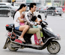 帶著孩子騎電動車，安全一定要放在第一位。