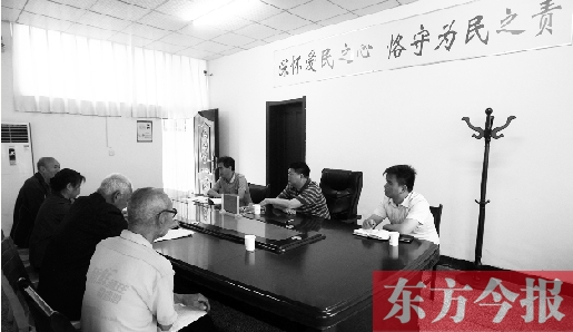 6月16日，幾位蘭考市民在向縣委副書(shū)記毛衛(wèi)豐反映問(wèn)題。