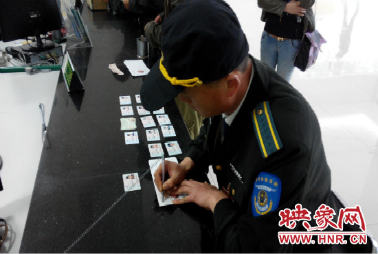 撿到的身份證，巡防隊(duì)員通常是自費(fèi)郵寄給失主。
