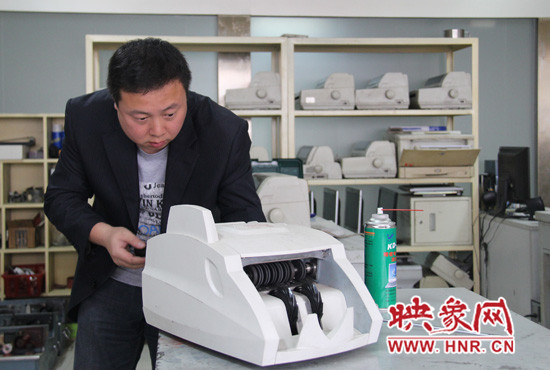 陸涌每天的工作就是和機器“談心”、發(fā)現(xiàn)故障、修好它們。