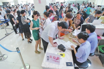 6月30日上午9時(shí)20分，鄭州市公安局出入境管理處辦事大廳內(nèi)擠滿(mǎn)前來(lái)辦理護(hù)照、簽證的群眾。
