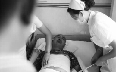 昨天，鄭州市第一人民醫(yī)院，被打傷的鄭州管城區(qū)執(zhí)法隊(duì)員唐建偉在接受治療。