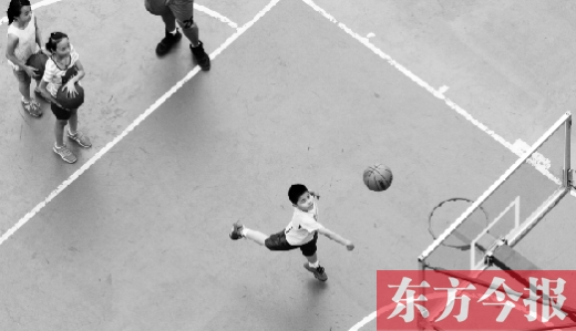 7月2日，河南工業(yè)大學籃球場內(nèi)，幾名孩子正在接受籃球訓練