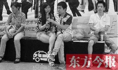 昨天，火車站地一大道納涼點已有許多市民坐在商場的椅子上乘涼