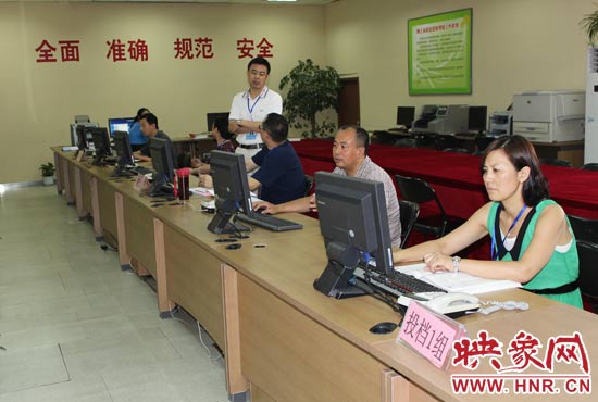 今年我省高招錄取工作正在平穩(wěn)正常開展，圖為投檔組工作人員。