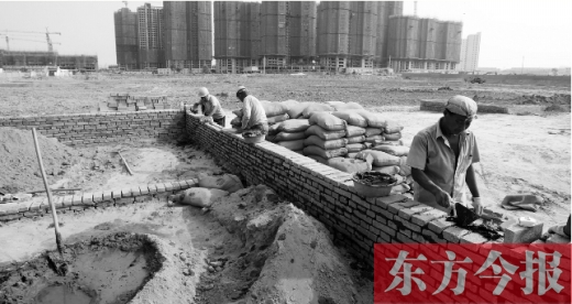 7月8日，鄭州市銀鶯路南端，一處新建的小學和中學剛剛開始動工