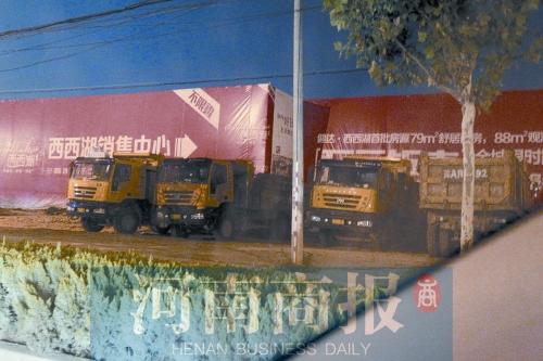 昨夜，記者發(fā)現(xiàn)一些工地外，渣土車們正在“休息”記者 鄧萬里/攝