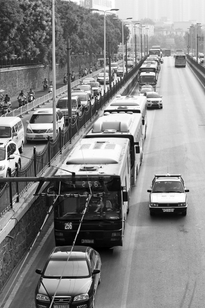 大量的機動車由京廣路向北前行，右拐后涌上中原路地下道。