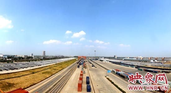 鄭州鐵路集裝箱中心站內(nèi)，滿載貨物的國際班列從這里開出。段晉哲/攝