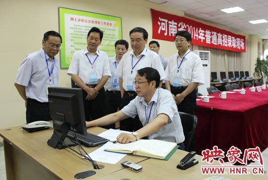 副省長徐濟(jì)超在高招錄取現(xiàn)場聽取工作人員匯報(bào)。