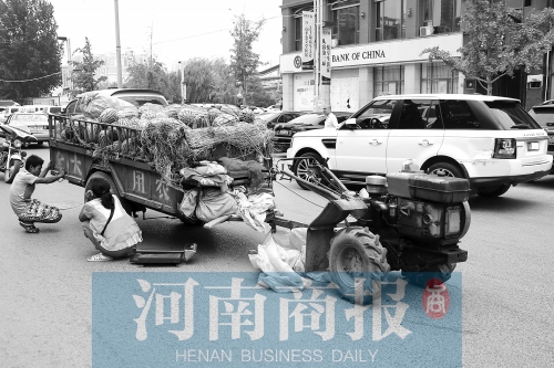 兩車相蹭后，小陳與妻子慌了神