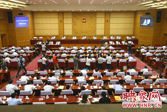7月29日下午，河南省十二屆人大常委會(huì)第九次會(huì)議召開關(guān)于職業(yè)教育專題詢問(wèn)會(huì)。