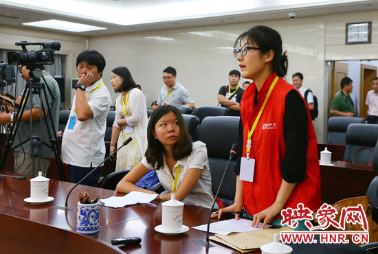映象網(wǎng)記者就網(wǎng)友關(guān)心熱點(diǎn)問(wèn)題向省教育廳副廳長(zhǎng)尹洪斌提問(wèn)。
