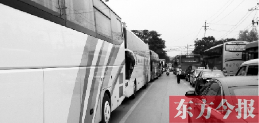 昨日，只能由東向西單行的鄭州市城南路上，闖進(jìn)了由西向東行駛的大巴車，造成嚴(yán)重交通擁堵
