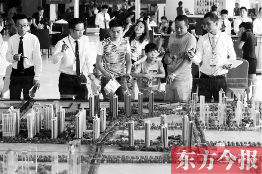 昨天上午，在鄭州市區(qū)一售樓部內(nèi)，看房的顧客比平時多了不少