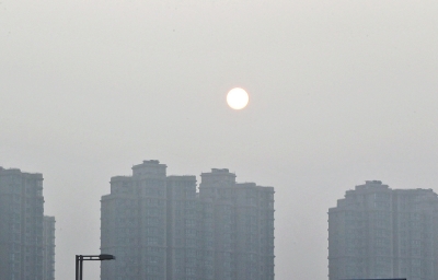 昨天，鄭州市區(qū)，霧霾遮擋的太陽像個(gè)月亮。