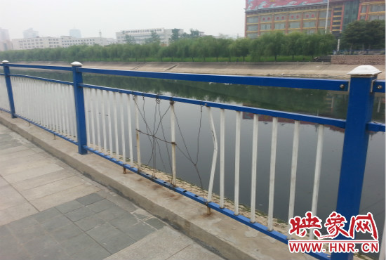 公園內(nèi)多個(gè)護(hù)欄中間的鋼筋條不翼而飛，僅僅是用幾根細(xì)細(xì)鐵絲纏住。