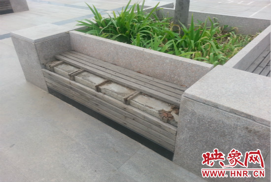基礎(chǔ)設(shè)施破壞嚴(yán)重，一直無(wú)人修理。