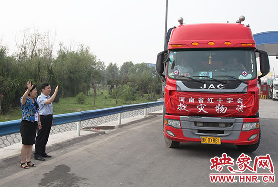 運送救災(zāi)物質(zhì)的貨車出發(fā),奔赴災(zāi)區(qū)。