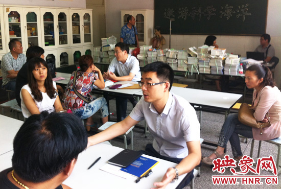 各區(qū)受理咨詢的教育部門工作人員對于提出的問題一一作出解答。