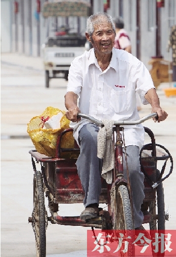 83歲的胡新有老人每天下午都騎著三輪車出門撿廢品，換的錢都捐了出去