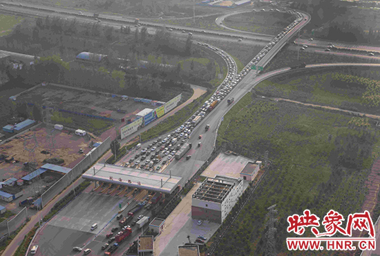 圖為鄭州環(huán)城高速航海路上下口，已經(jīng)出現(xiàn)車輛排隊情況。