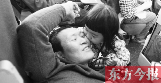 女兒嘟嘟不時(shí)的親吻是他最好的“鎮(zhèn)痛藥”。